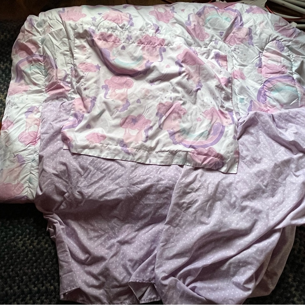 Unicorn twin size bedding set.  Fitted, top sheet, pillow case and comforter.